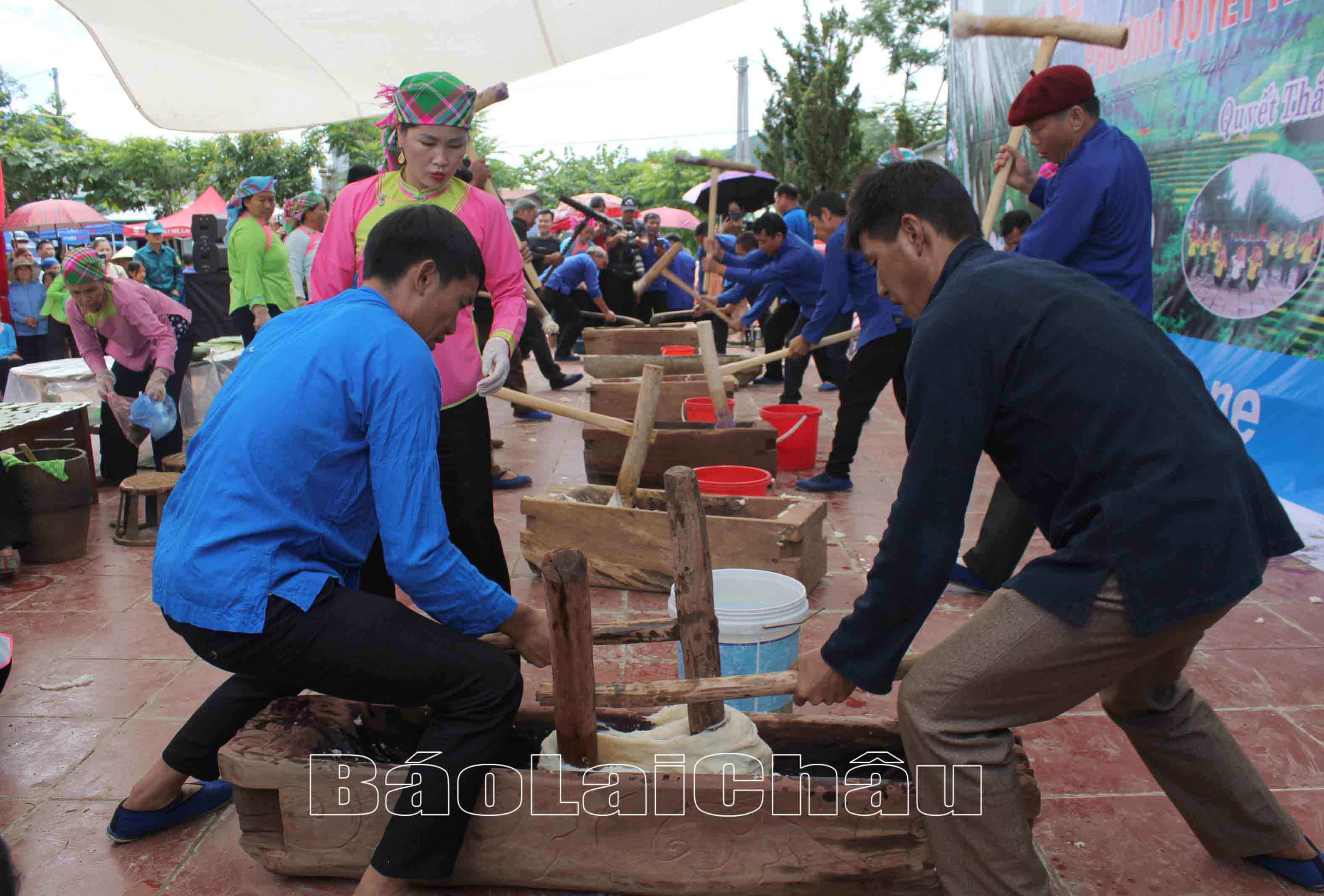 Thi giã bánh dày.